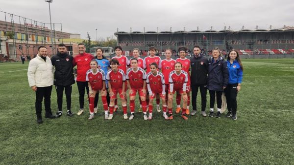 YENİMAHALE KADIN FUTBOL TAKIMI SESONUN İLK MAÇINDA 4 -4 BERABERE KALDI